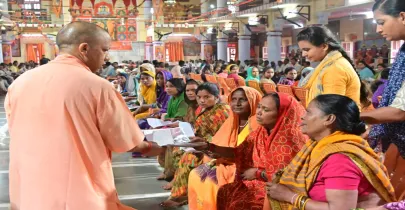 सीएम योगी आदित्यनाथ ने गोरखपुर में जनता की समस्याएं सुनीं, कहा- 